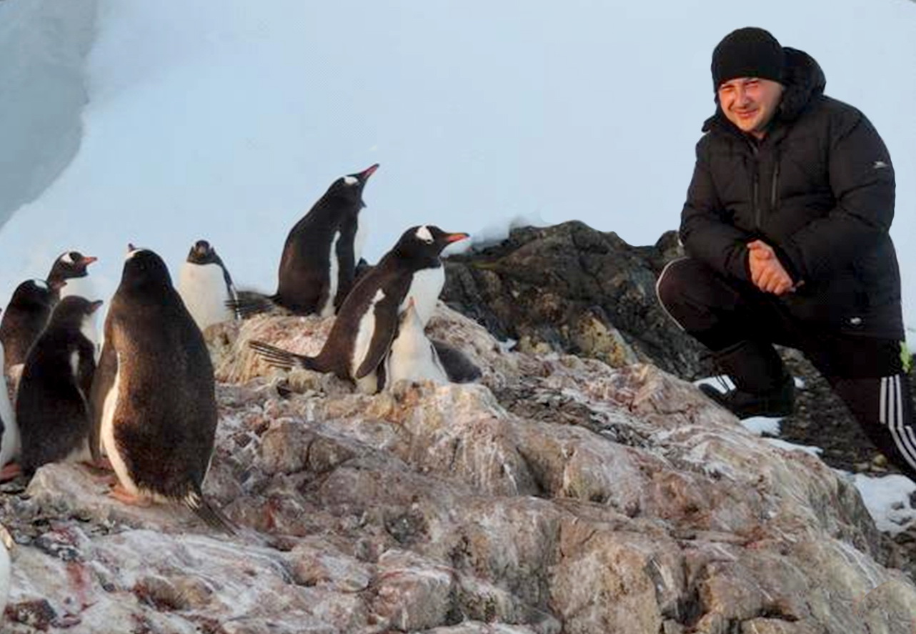 Науковця Олександра Полудня пінгвіни мають на за свого. Фото з архіву героя публікації 